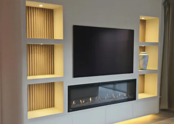 Cinewall met sfeerhaard, verlichte vakken en wandpanelen, voorbeeld van cinewallcenter