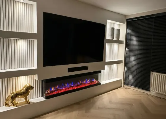 Cinewall met sfeerhaard, soundbarvak, verlichte vakken en wandpanelen, voorbeeld van cinewallcenter