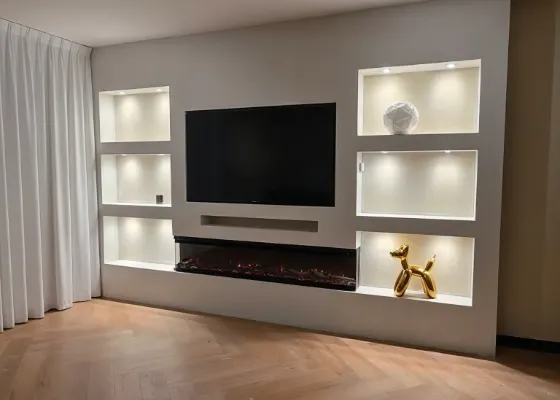 Cinewall met sfeerhaard, soundbarvak en verlichte vakken, voorbeeld van cinewallcenter
