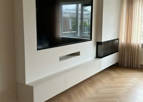 Cinewall met sfeerhaard, soundbarvak en meubel, voorbeeld van cinewallcenter
