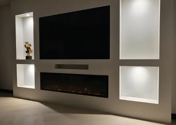 Cinewall met sfeerhaard, soundbarvak en verlichte vakken, voorbeeld van cinewallcenter
