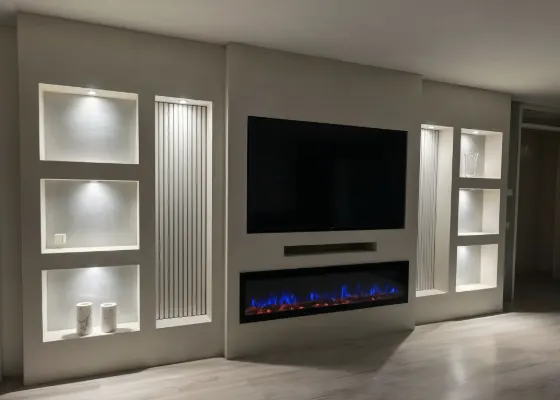 Cinewall met sfeerhaard, verlichte vakken en wandpanelen, voorbeeld van cinewallcenter
