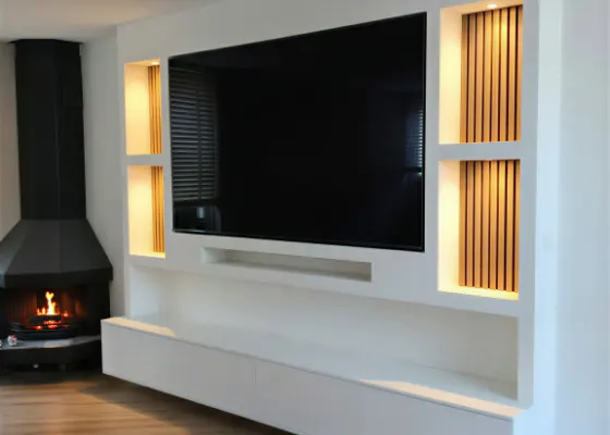 Cinewall met soundbarvak, verlichte vakken, wandpanelen en meubel, voorbeeld van cinewallcenter