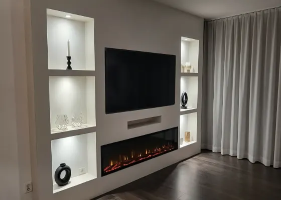Cinewall met sfeerhaard, soundbarvak en verlichte vakken, voorbeeld van cinewallcenter
