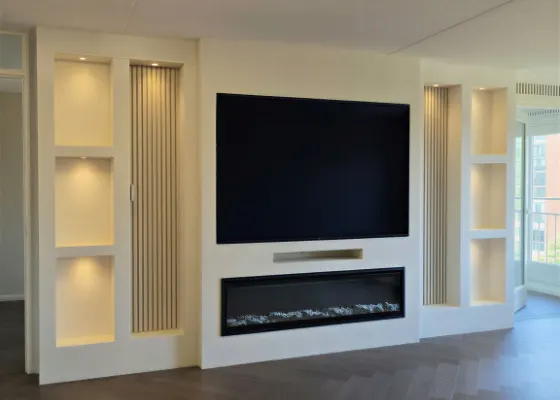 Cinewall met sfeerhaard, soundbarvak, verlichte vakken en wandpanelen, voorbeeld van cinewallcenter
